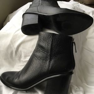 Banana Republic “Glori” Bootie Black Leather 6.0